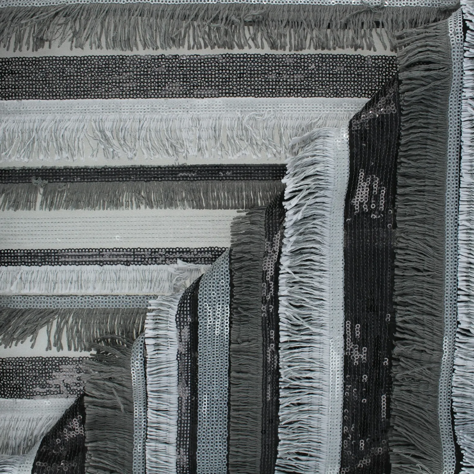 Coupon 100 cm x 140 cm Tissu Paillettes sur tulle Franges Charleston - noir