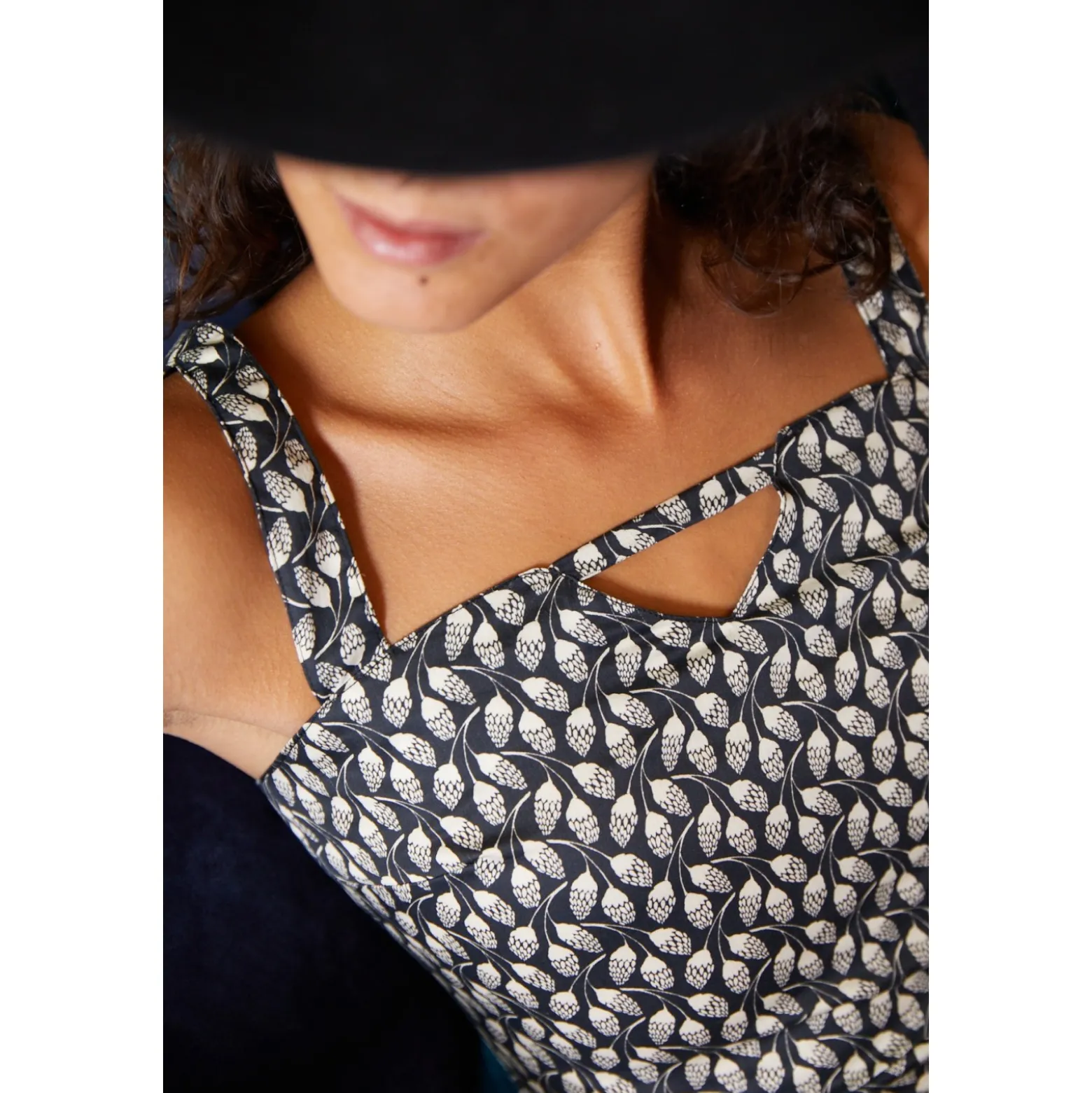 Coupon 100 cm x 140 cm Tissu popeline satinée Clover blossom - noir