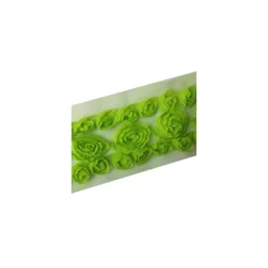 Fleurs ruban sur tulle vert 50cm