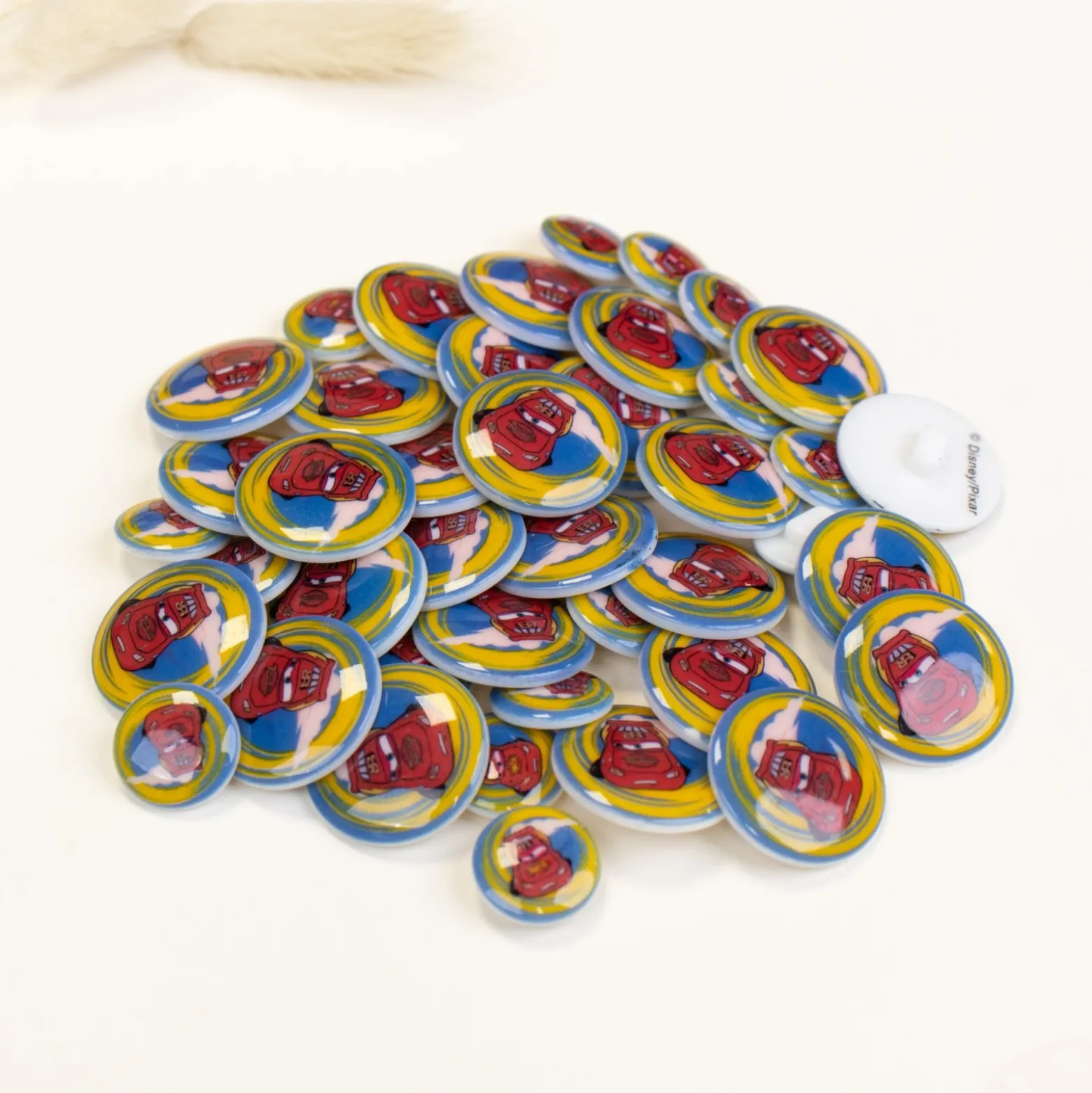 Lot de 42 Boutons Disney Pixar - Cars - 15 / 22 mm