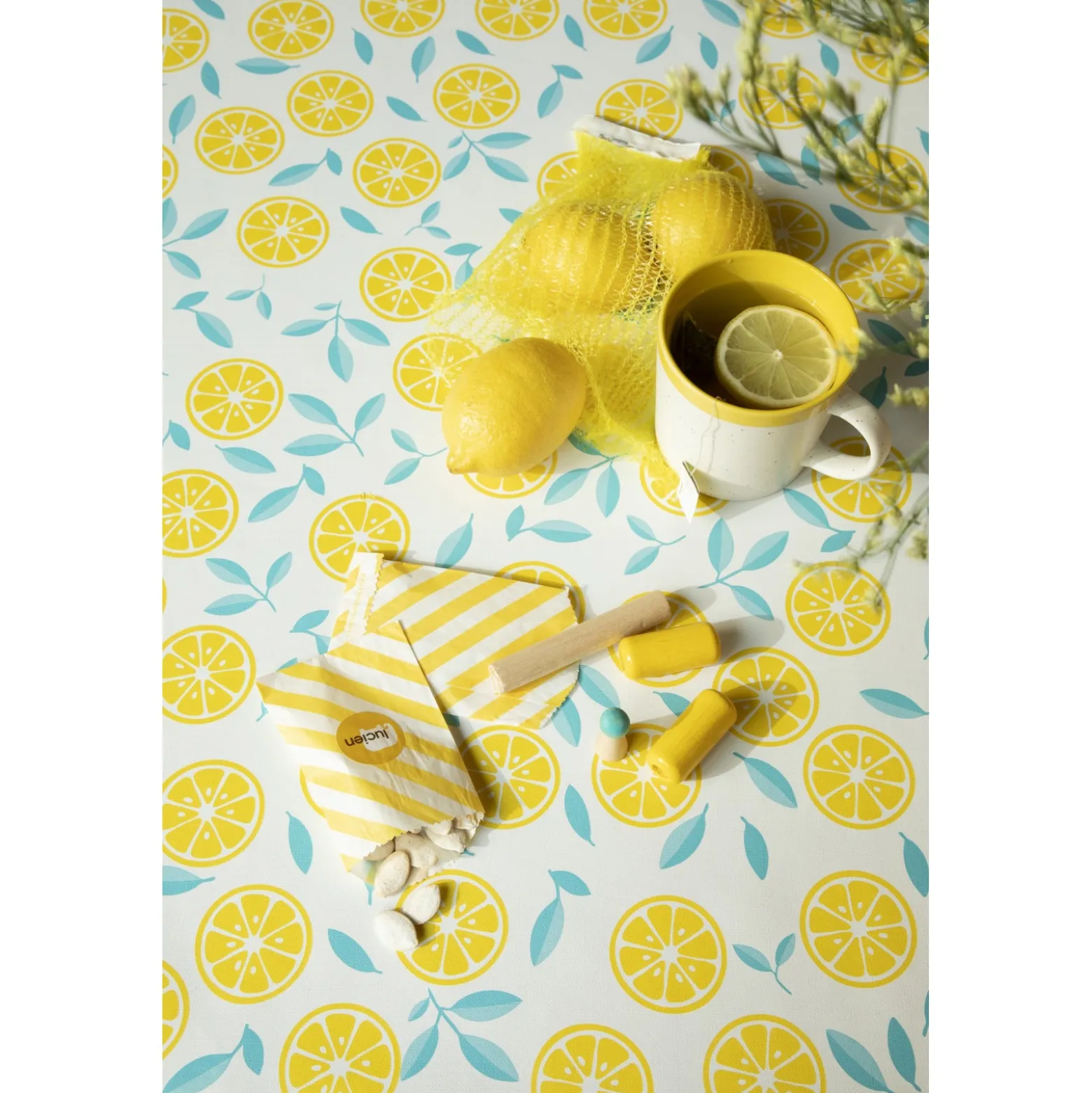 Tissu toile cirée Captain Cook Slice me up - blanc